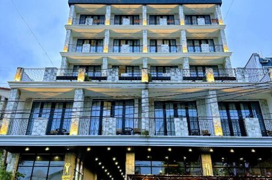 Hotel Homey` լողավազանով հյուրանոց Քոբուլեթիում