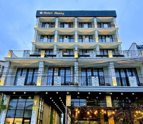 Hotel Homey` լողավազանով հյուրանոց Քոբուլեթիում